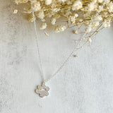 Colgante de plata elegante con diseño de huella en cadena