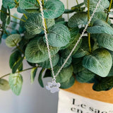 Colgante de plata elegante con diseño de huella en cadena