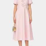 Linda Vestido Midi Acampanado con Lazo de Cristal y Detalles Elegantes