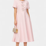 Linda Vestido Midi Acampanado con Lazo de Cristal y Detalles Elegantes