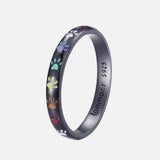 Anillo de plata esterlina con diseño de huella.