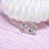 Collar de plata esterlina con diseño de huella y corazón, decorado con circonitas.