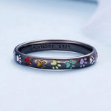 Anillo de plata esterlina con diseño de huella.