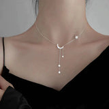 Collar de plata elegante con diseño de luna y estrellas