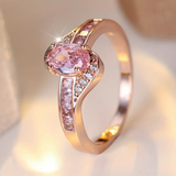 Anillo dorado con gema rosa