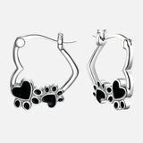Pendientes Huggie con diseño de corazón y acabado en esmalte negro.