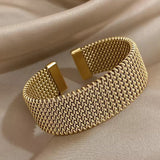 Pulsera de malla trenzada elegante con diseño abierto