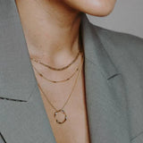Collar de Tres Filas en Oro con Diseño de Círculo Abierto