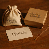 Pulsera decorativa con huellas y cuentas