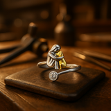 Anillo de plata con diseño de perrito y circonitas.