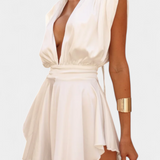 Rosalba Mono Corto con Escote Profundo y Cintura Definida