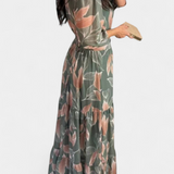 Aísha Vestido Largo Floral con Corte Fluido y Motivo de Hojas