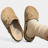 Aubree Zuecos Unisex de Gamuza con Hebilla Ajustable