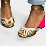 Solea Sandalias Clásicas con Tira Dorada