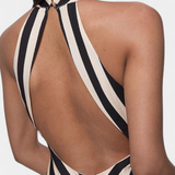 Crispina Vestido Maxi Halter con Rayas Chevron y Espalda Descubierta