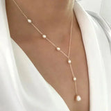 Elegante collana vintage con pendente e perle